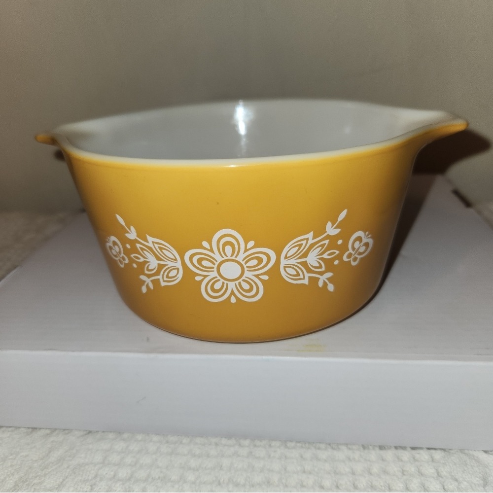 Vintage Pyrex Golden Butterfly White Floral Bakeware 1 QT 473